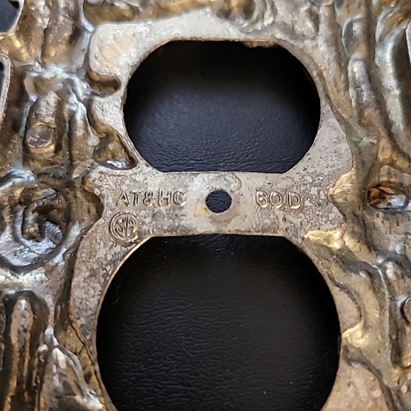 Vintage American Tack & Hardware 60D BrassRose Outlet Receptacle Plate Cover - Picture 3 of 3